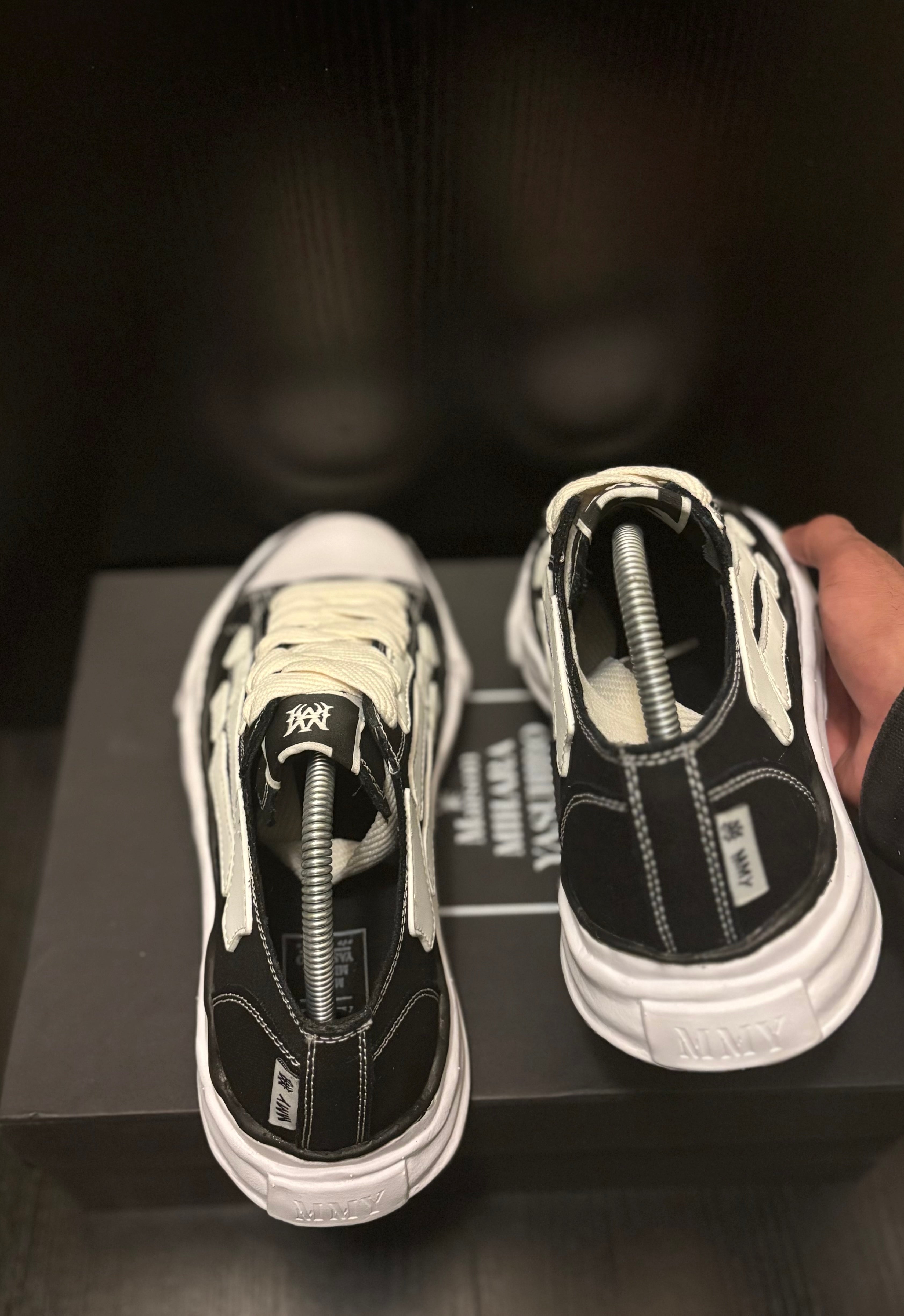 Mais*n Mih*ra x Am*ri’s Black