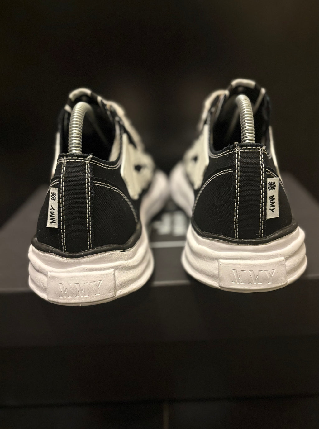 Mais*n Mih*ra x Am*ri’s Black