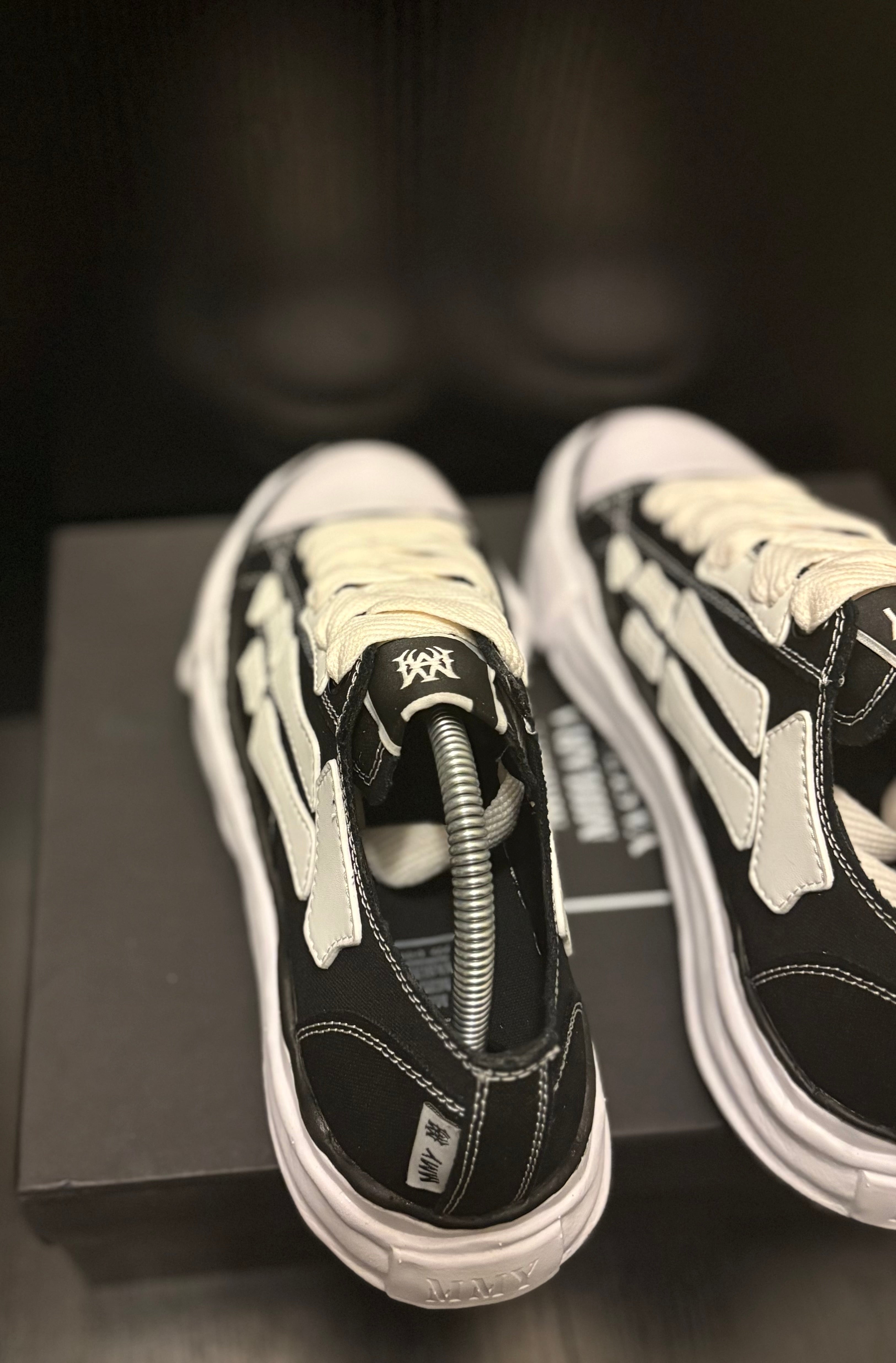 Mais*n Mih*ra x Am*ri’s Black